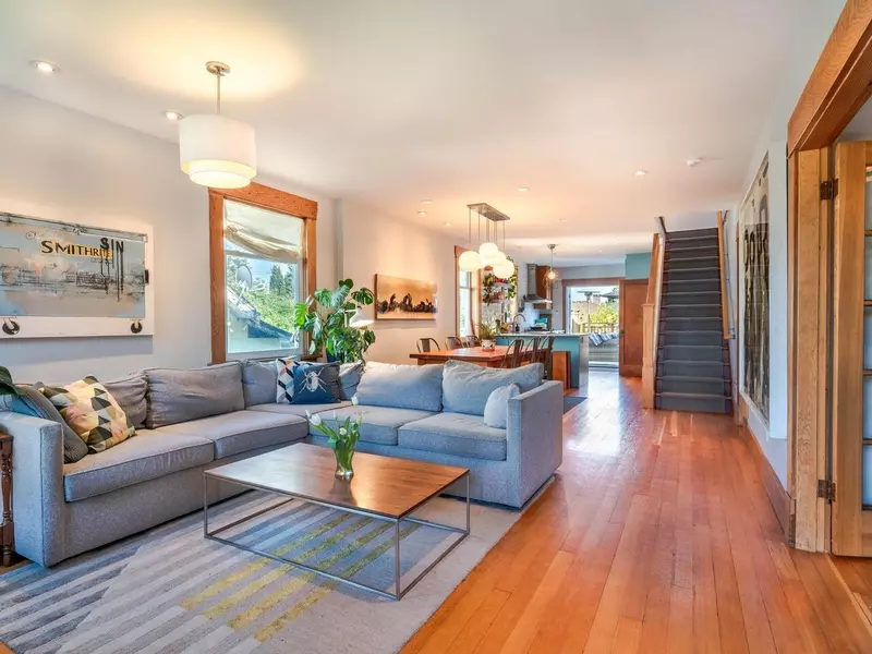 1124 Tenth AVE, New Westminster, BC V3M 3H7