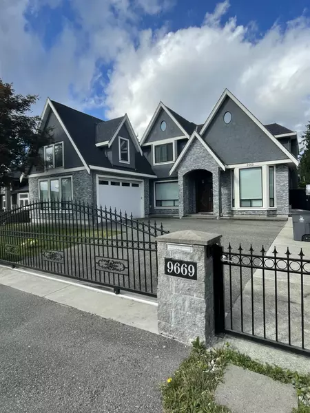 9669 133a ST, Surrey, BC V3T 3Z7