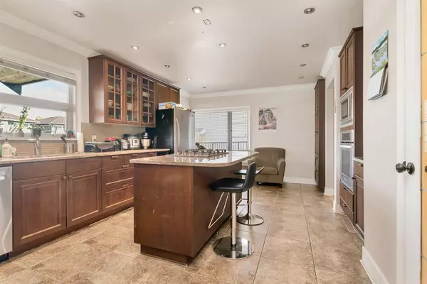 Burnaby, BC V5B 2B2,6895 Curtis ST