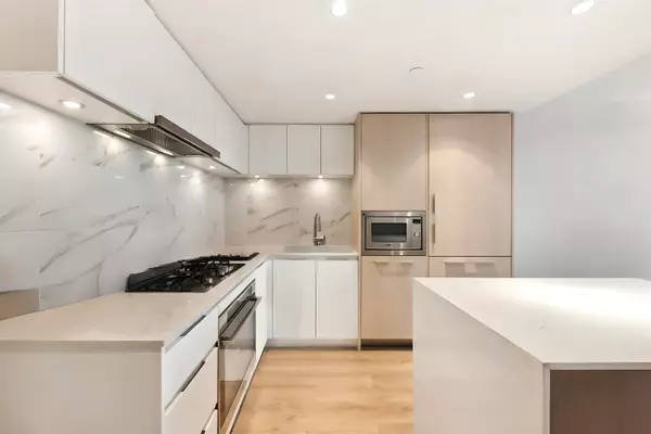 1500 Fern ST #805 North Vancouver, BC V7J 0E6