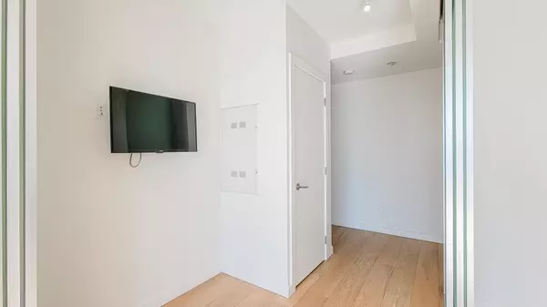 13438 Central AVE #2501 Surrey, BC V3T 0N2