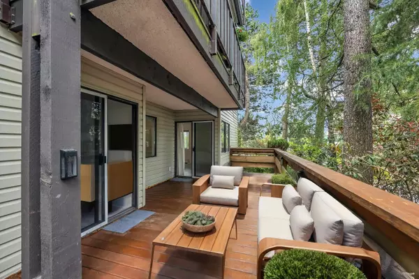 White Rock, BC V4B 4B6,1555 Fir ST #102