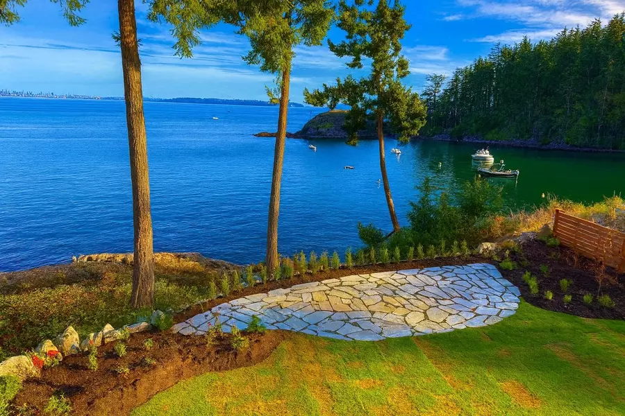 239 Shore LN, Bowen Island, BC V0N 1G2