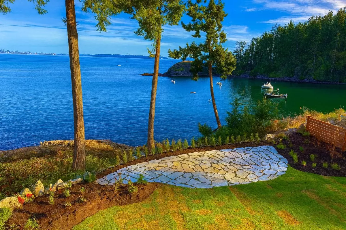 Bowen Island, BC V0N 1G2,239 Shore LN