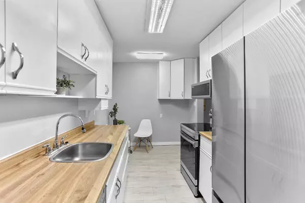 3921 Carrigan CT #214 Burnaby, BC V3N 4J7