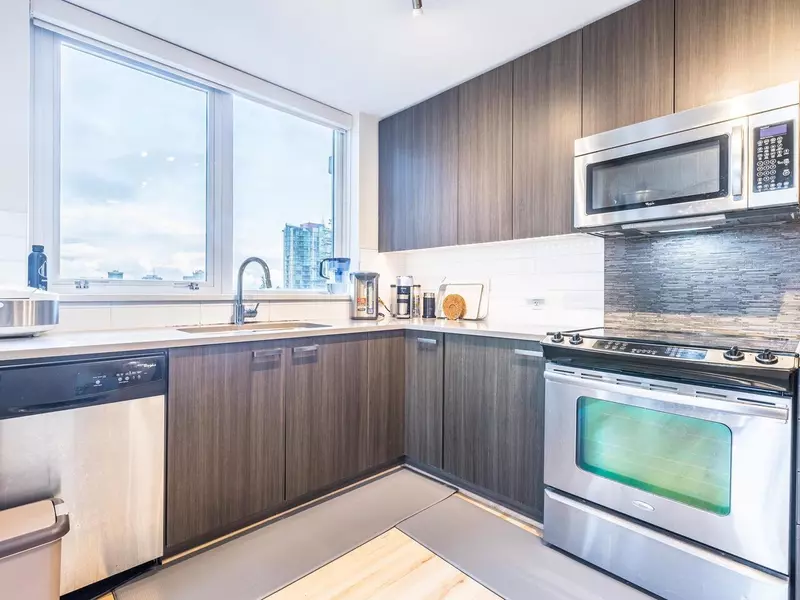 13325 102a AVE #802, Surrey, BC V3T 0J5