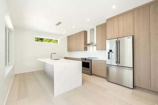 Gibsons, BC V0N 1V1,971 Marine DR