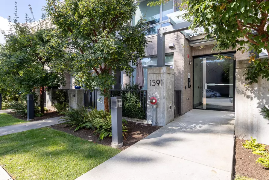 1591 Bowser AVE #205, North Vancouver, BC V7P 2Y4