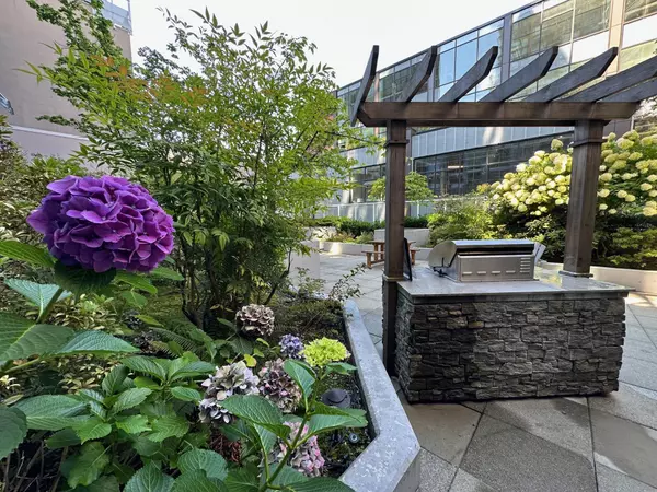 Vancouver, BC V6B 6L6,933 Seymour ST #217