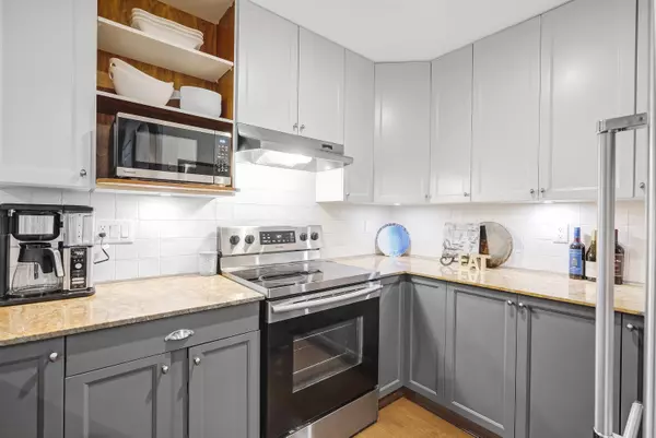 15368 S 16a AVE #309 Surrey, BC V4A 1S9