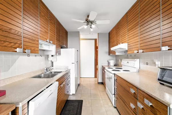 Burnaby, BC V3J 7E3,3737 Bartlett CT #2403