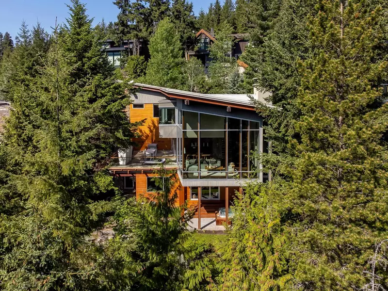 7452 Treetop LN, Whistler, BC V8E 0E9