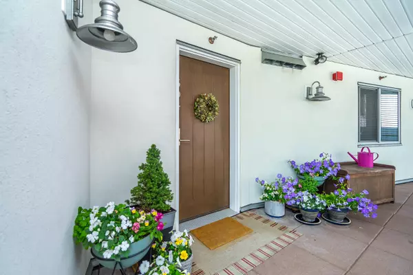 White Rock, BC V4B 1G2,14955 Victoria AVE #504