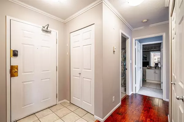 North Vancouver, BC V7J 3V3,223 Mountain HWY #P02
