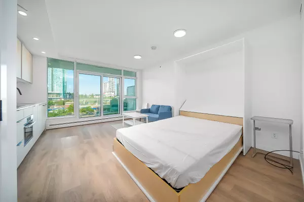 Surrey, BC V3T 0S2,13685 102 AVE #609