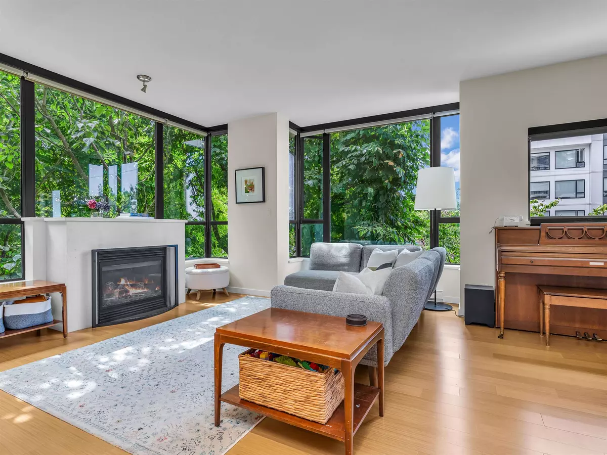 North Vancouver, BC V7M 2M2,180 W 6th ST