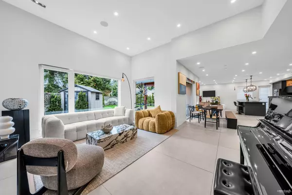 North Vancouver, BC V7R 2C6,1075 Belvedere DR