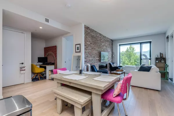 Port Moody, BC V3H 0K7,83 Moody ST #307