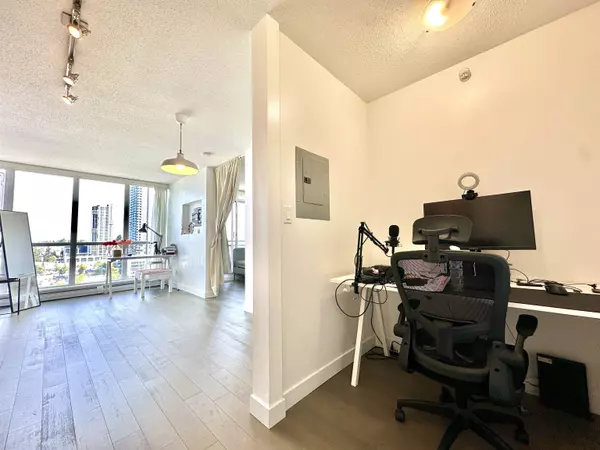 10777 University DR #1812 Surrey, BC V3T 0E6