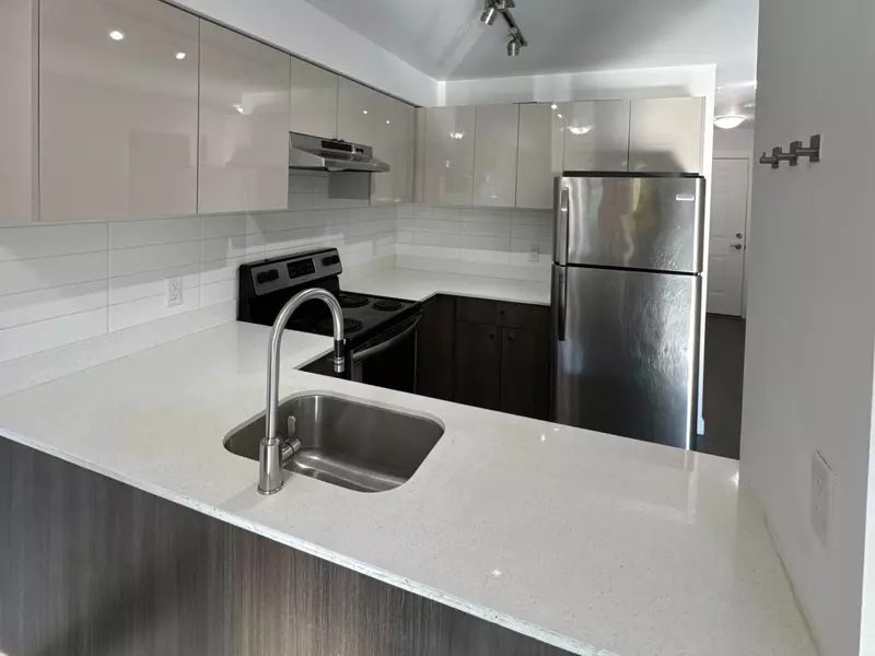 10688 140 ST #103, Surrey, BC V3T 0M6