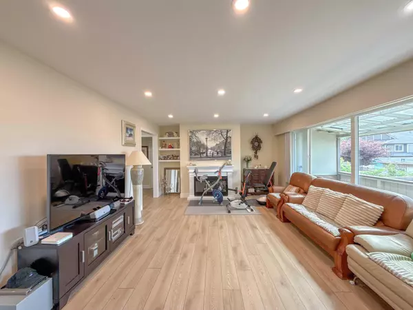 Coquitlam, BC V3K 2R6,652 Shaw AVE