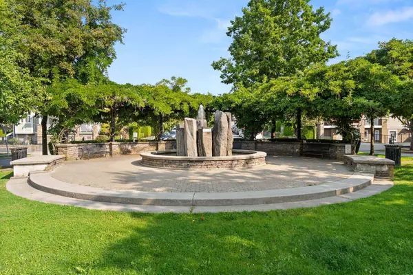 Vancouver, BC V5S 4W6,7089 Mont Royal SQ #417