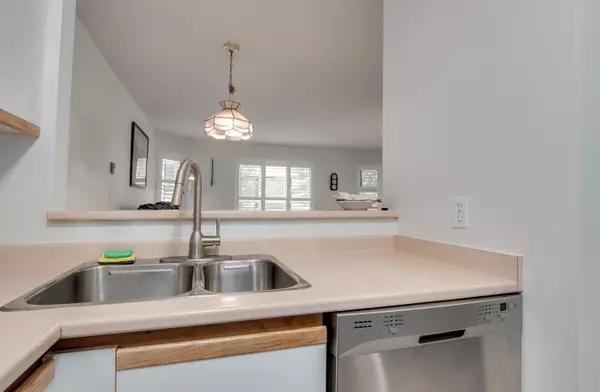 North Vancouver, BC V7M 2N5,1535 Chesterfield AVE #205