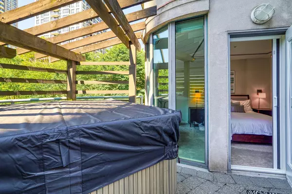 281 Smithe ST Vancouver, BC V6B 5W4