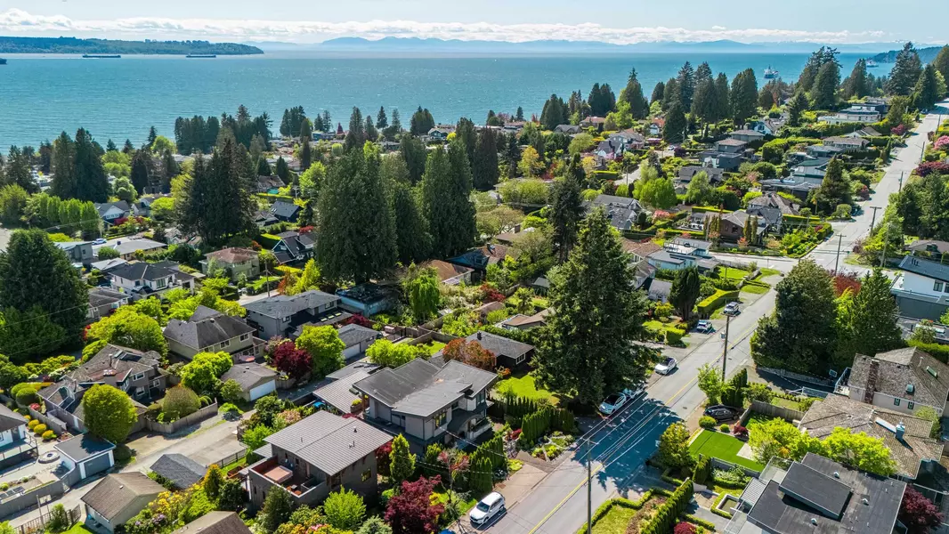 2460 Mathers AVE, West Vancouver, BC V7V 2H8