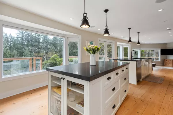 West Vancouver, BC V7V 3H8,3714 Southridge PL