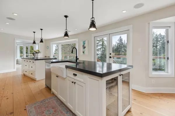 West Vancouver, BC V7V 3H8,3714 Southridge PL