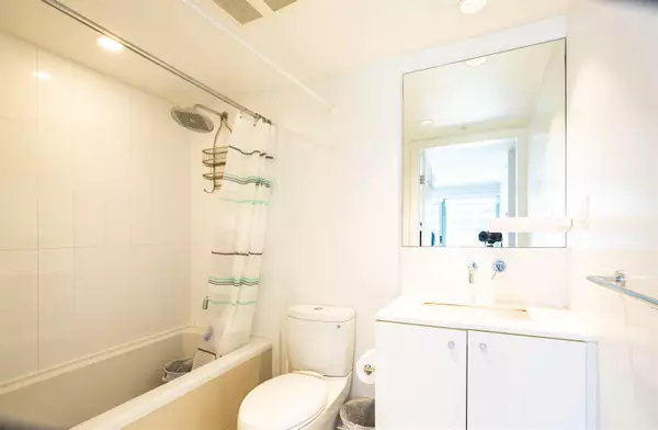 Vancouver, BC V6B 0M5,999 Seymour ST #908