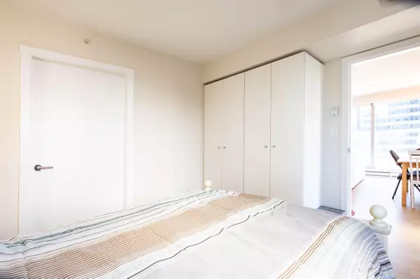 Vancouver, BC V6B 0M5,999 Seymour ST #908