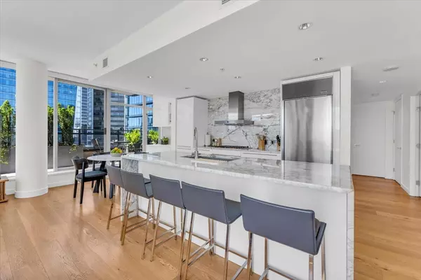 Vancouver, BC V6B 0C7,788 Richards ST #2602