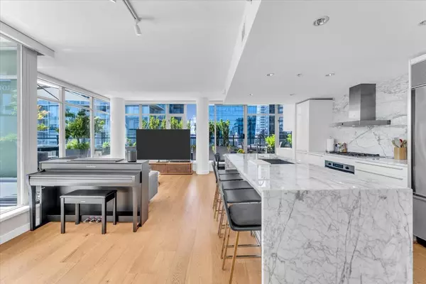 Vancouver, BC V6B 0C7,788 Richards ST #2602