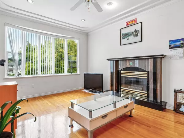 Vancouver, BC V5K 2N7,3056 Adanac ST