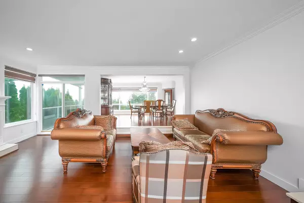 2138 Westhill PL West Vancouver, BC V7S 2Z4