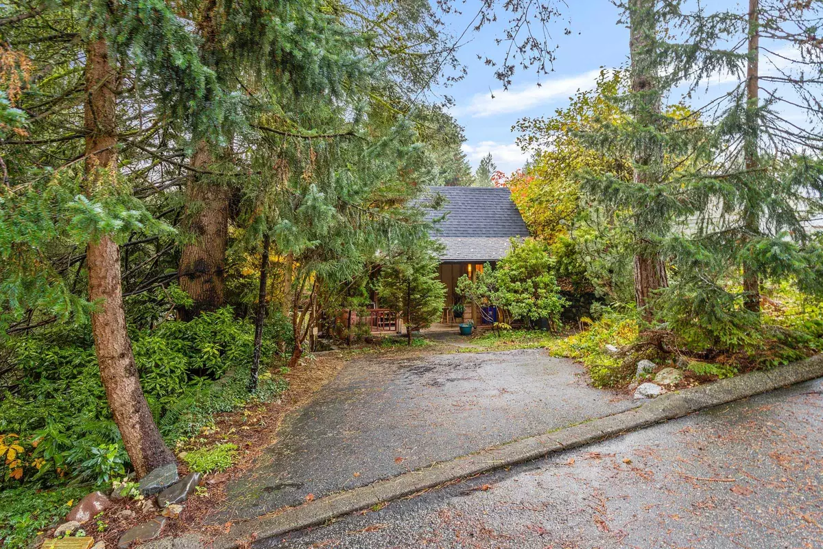 North Vancouver, BC V7K 1G9,713 E St. James RD