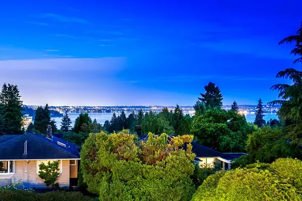 West Vancouver, BC V7V 2C8,1555 Lawson AVE