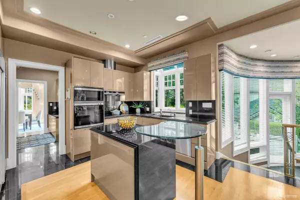 5885 Angus DR Vancouver, BC V6M 3N7