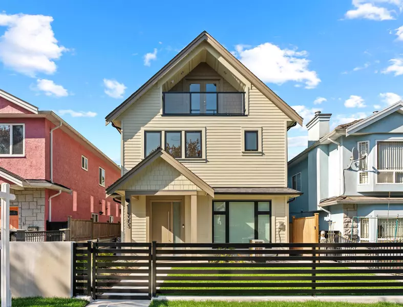 2253 Grant ST #2, Vancouver, BC V5L 2Z6