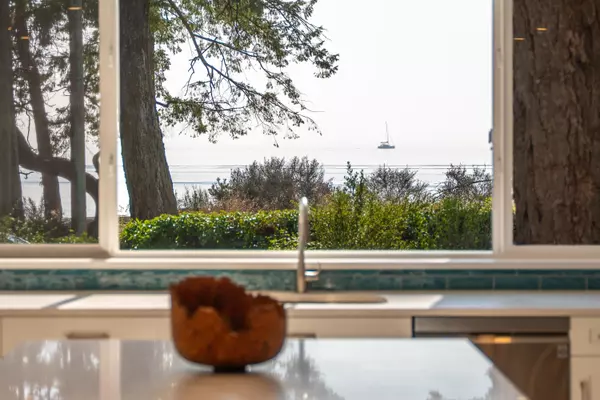1590 Ocean Beach Esplanade Gibsons, BC V0N 1V5