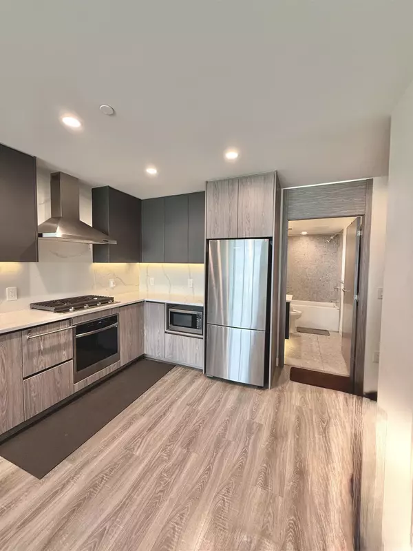 Surrey, BC V3T 0V4,10750 135a ST #1802