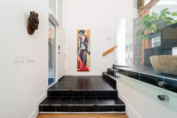 West Vancouver, BC V7V 3J6,3985 Bayridge AVE