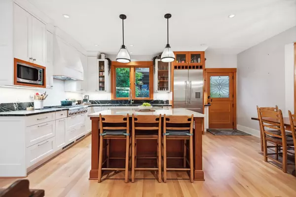 North Vancouver, BC V7L 1L9,346 E 5th ST