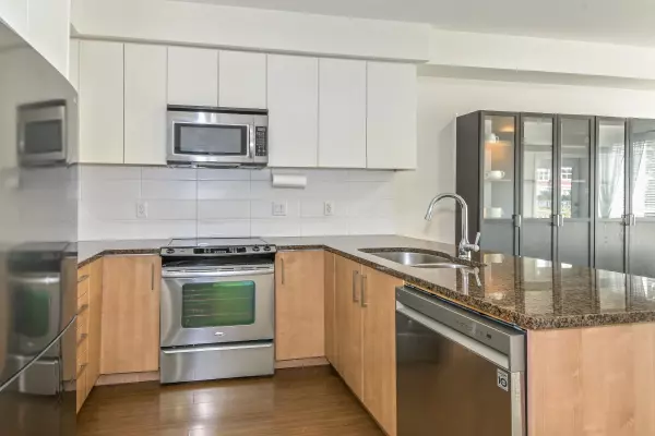 Surrey, BC V4N 6J8,6450 194 ST #306