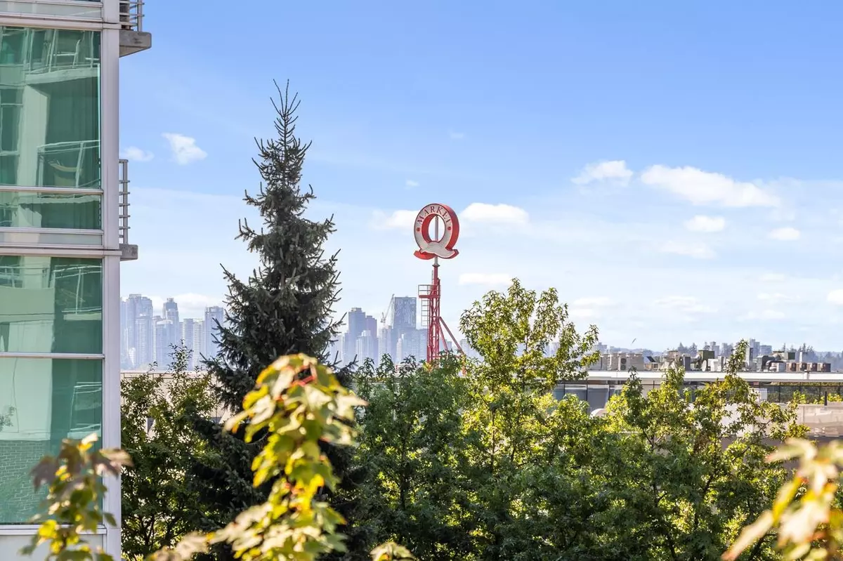North Vancouver, BC V7L 4V1,100 E Esplanade AVE #307