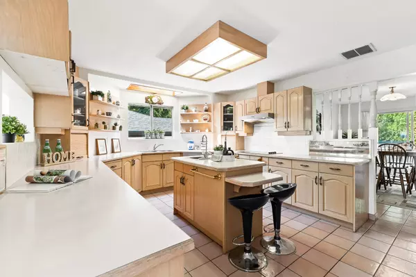 Burnaby, BC V5J 2Z7,5843 Carson ST