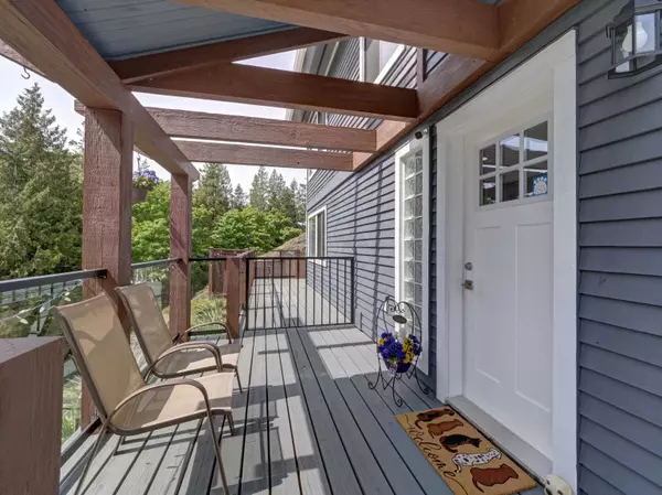 8362 Redrooffs RD Halfmoon Bay, BC V7Z 1E5