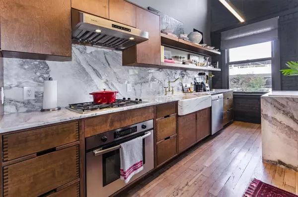 Vancouver, BC V6B 2L3,528 Beatty ST #302